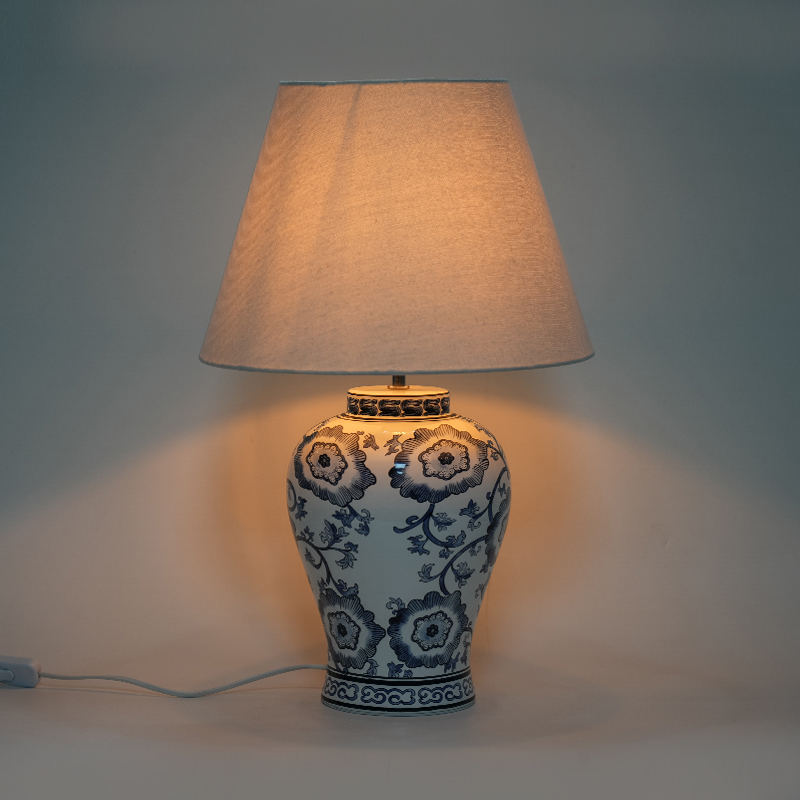 Lampu meja porselin biru dan putih gaya Cina baru
