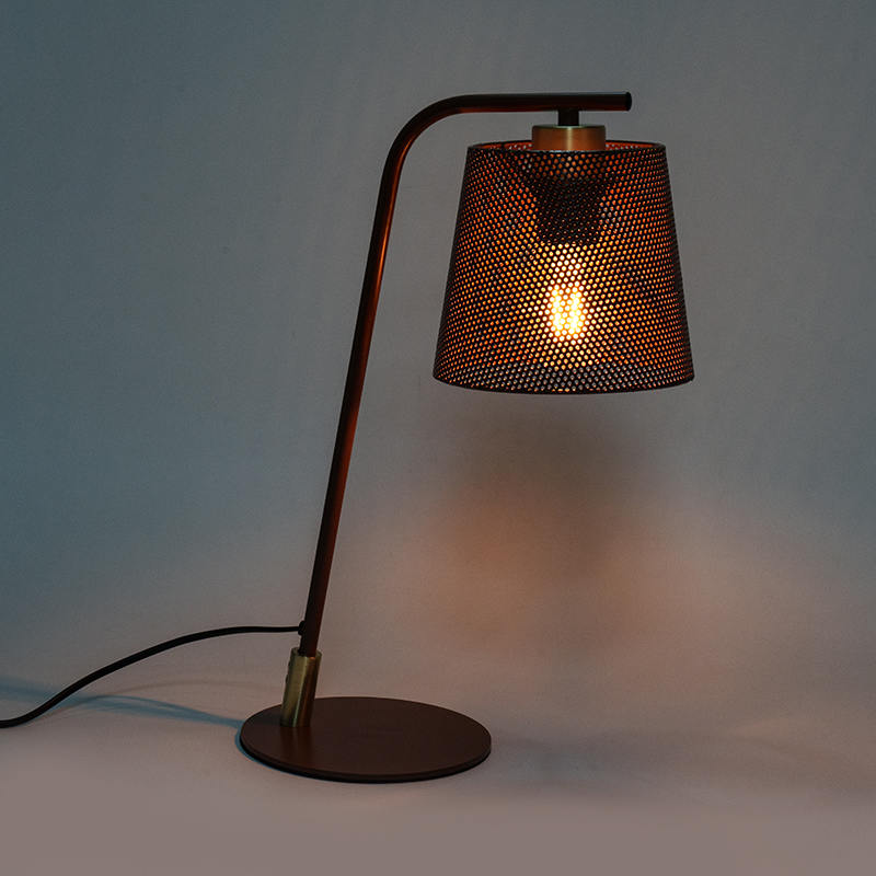 Lampu meja besi tempa logam nordik