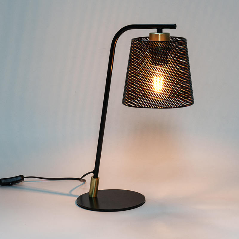 Lampu meja besi tempa logam nordik