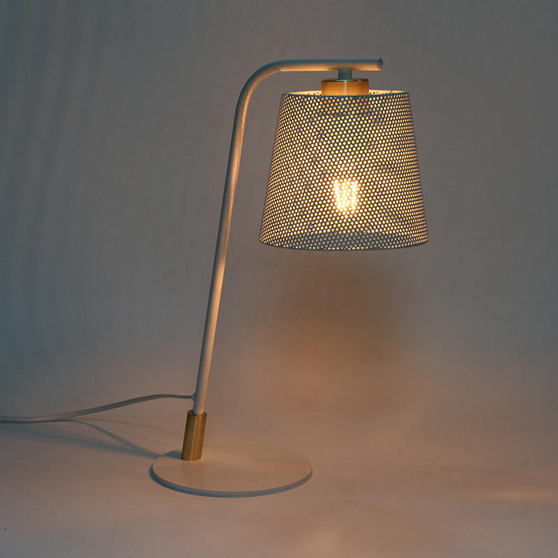 Lampu meja besi tempa logam nordik