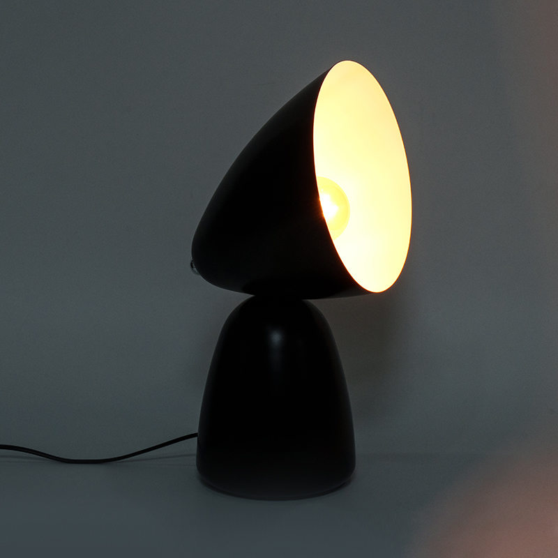 Lampu meja logam retro sederhana