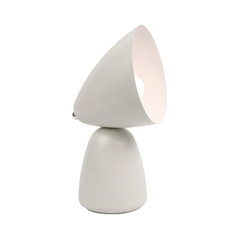 Lampu meja logam retro sederhana