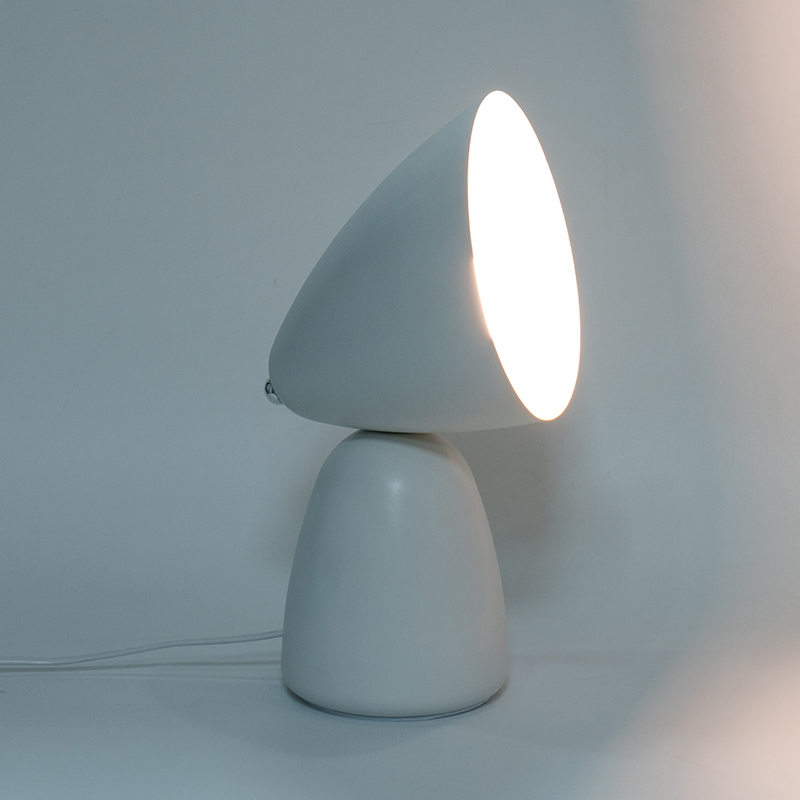 Lampu meja logam retro sederhana