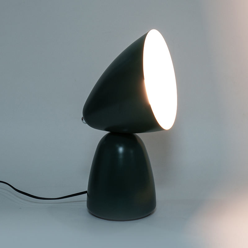Lampu meja logam retro sederhana