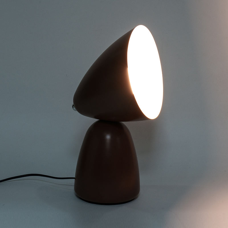 Lampu meja logam retro sederhana