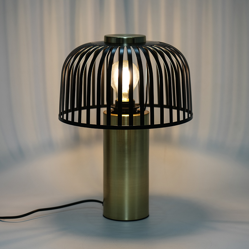 Lampu meja hiasan berongga besi berjalur