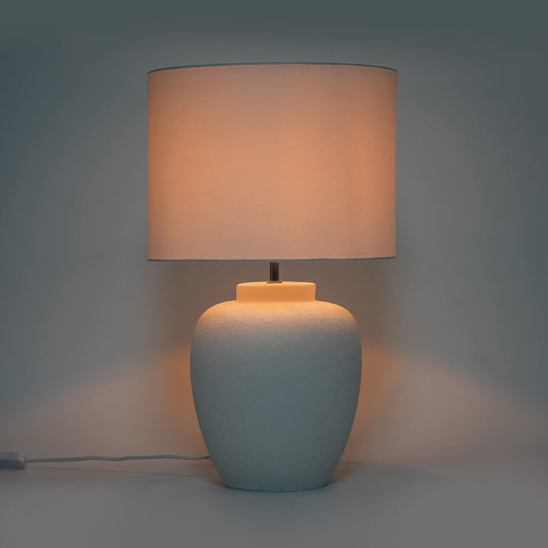 Lampu meja seramik putih sederhana