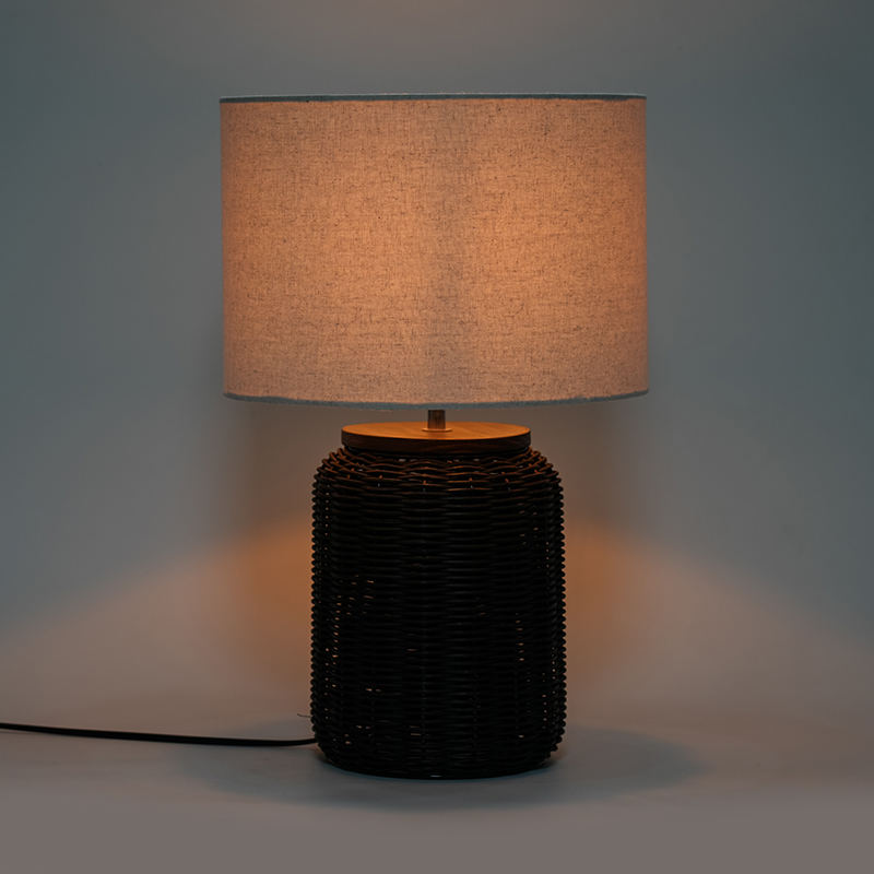 Lampu meja vintaj hitam rotan