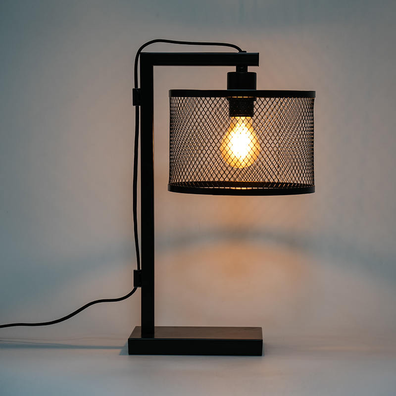 Lampu meja hiasan besi tempa