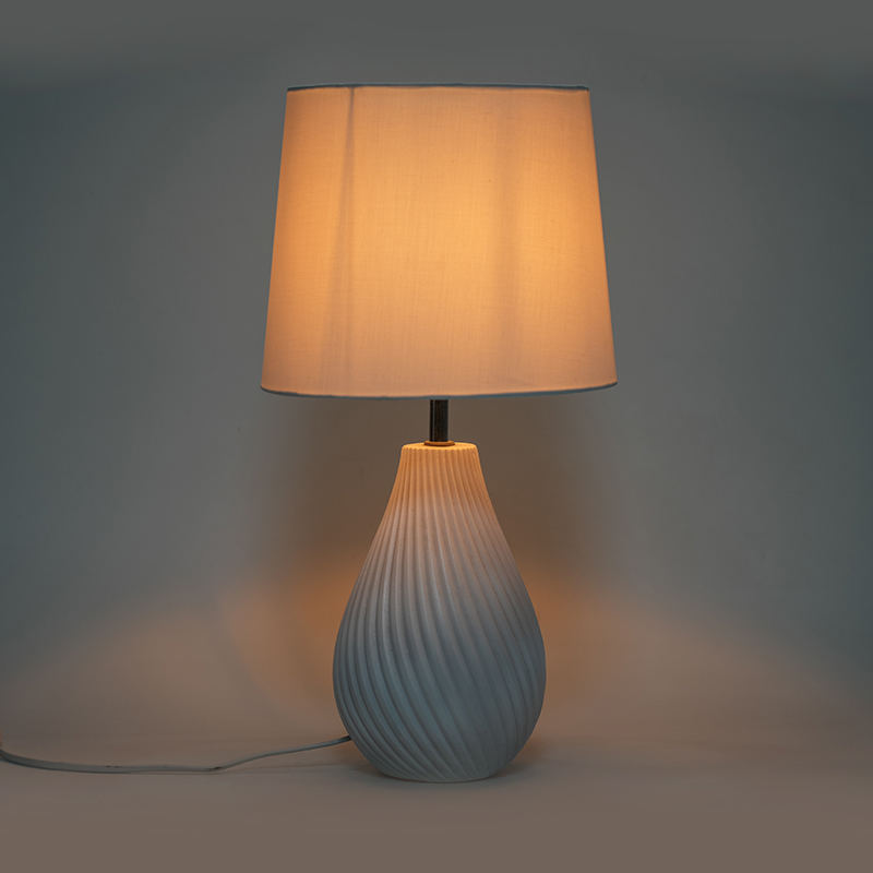 Lampu meja katil bilik tidur yang sederhana di rumah