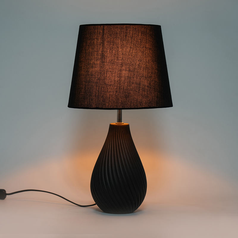 Lampu meja katil bilik tidur yang sederhana di rumah
