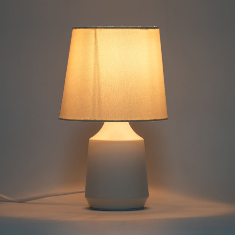 Lampu meja logam sederhana
