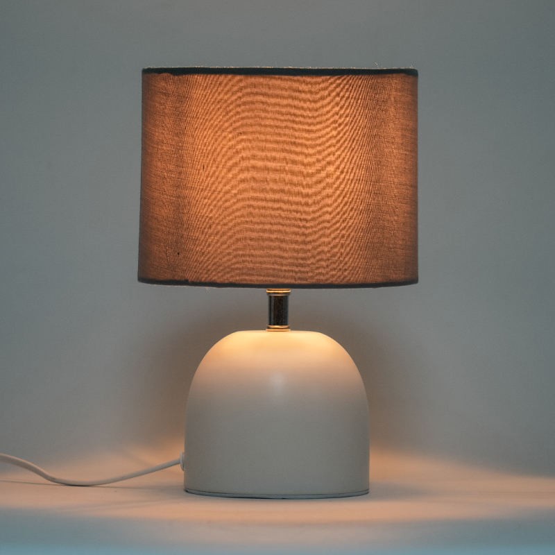 Lampu meja logam vintaj putih