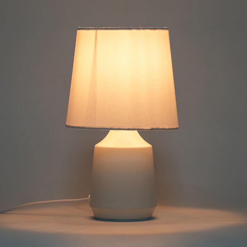 Lampu meja sederhana logam
