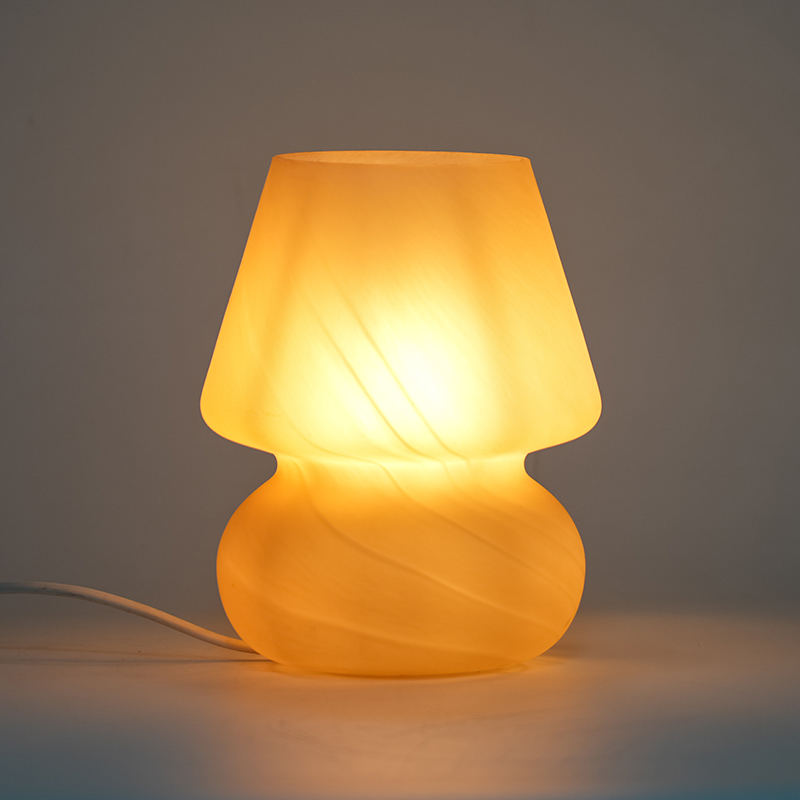 Lampu meja kaca krim