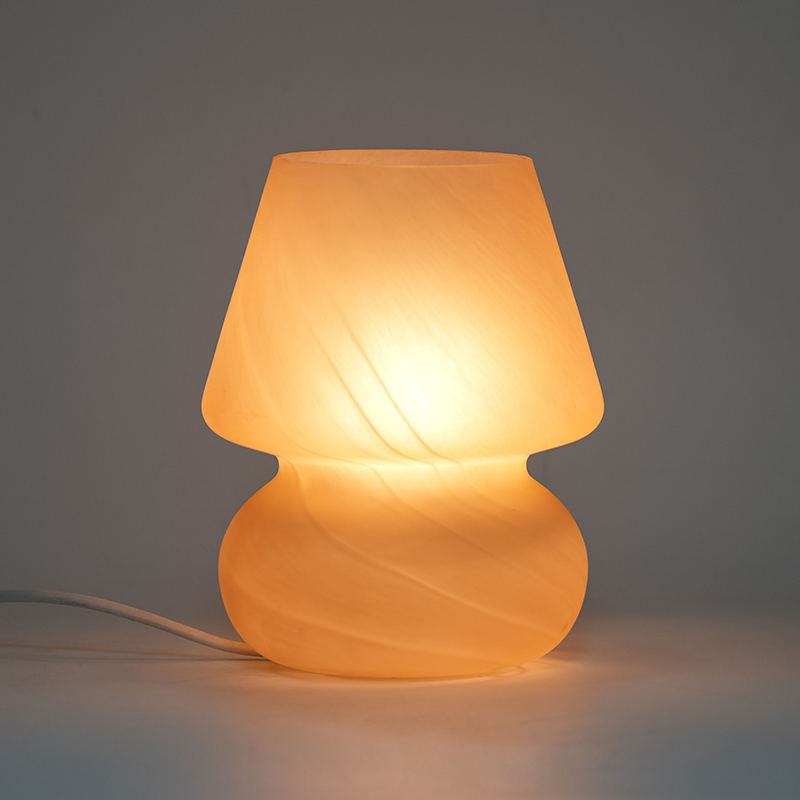 Lampu meja kaca krim