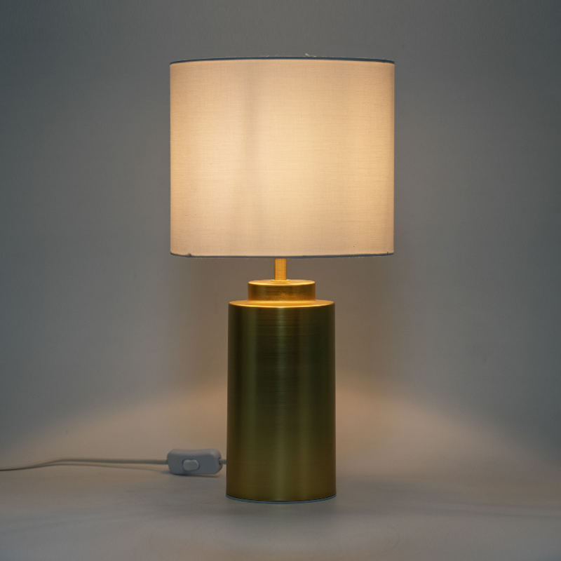 Lampu meja logam yang sederhana dan elegan