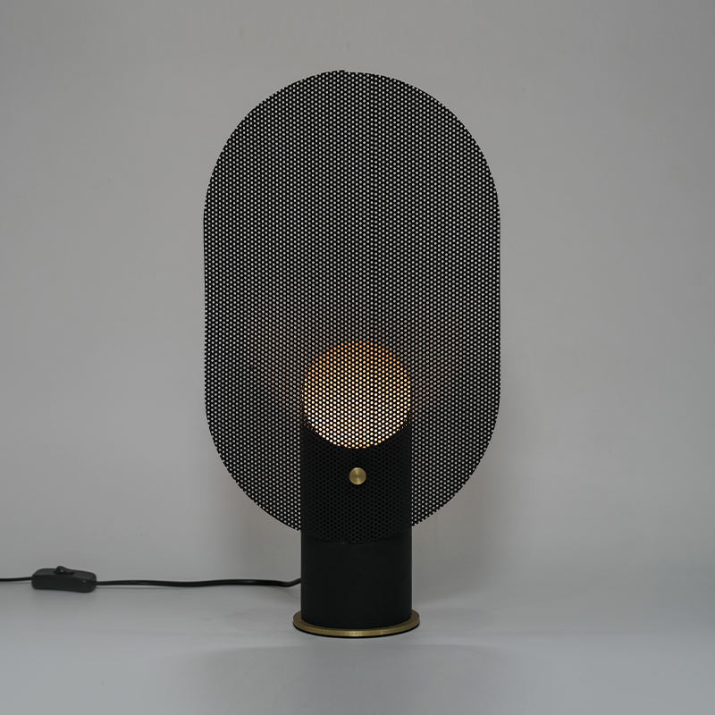 Lampu meja besi grid