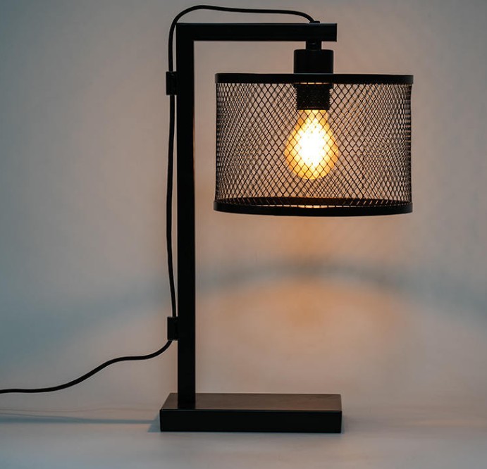 Bagaimanakah lampu meja hiasan besi tempa memastikan kestabilan dan ketahanan produk?
