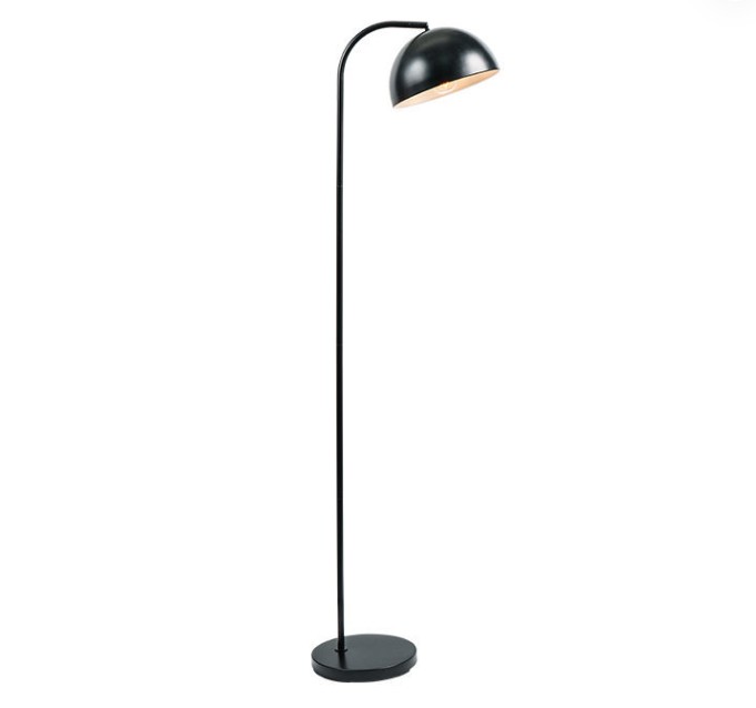 Adakah lampu lantai logam hitam ini selamat dan boleh dipercayai semasa penggunaan?